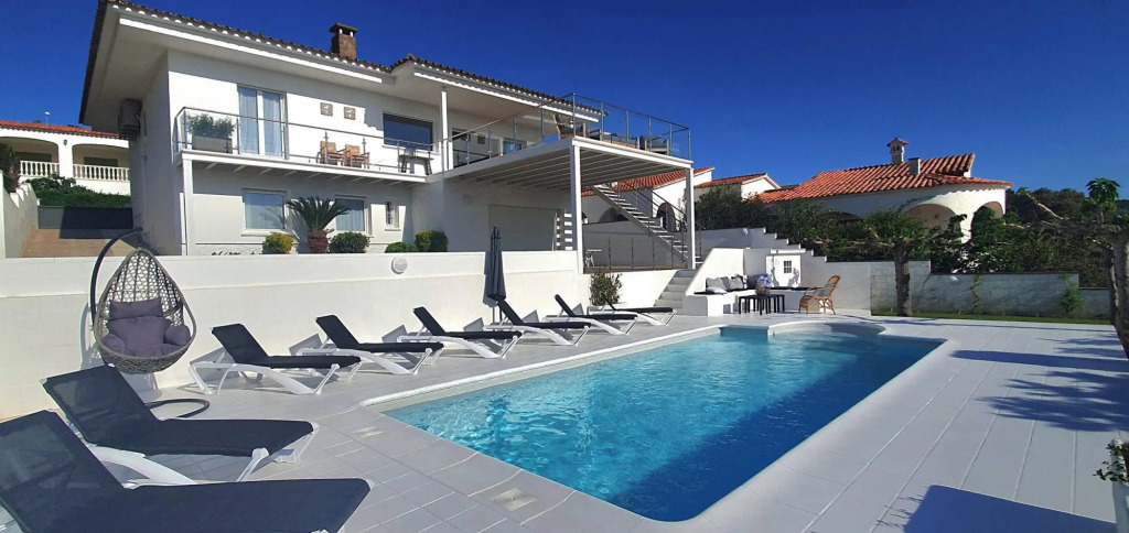 Sabina in L'Escala with 6 bedrooms and 3 bathrooms