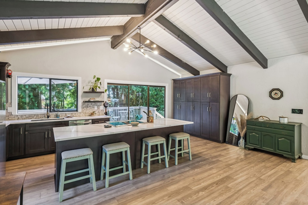 Modern Forest Escape, Near Lake Stevens & Hikes