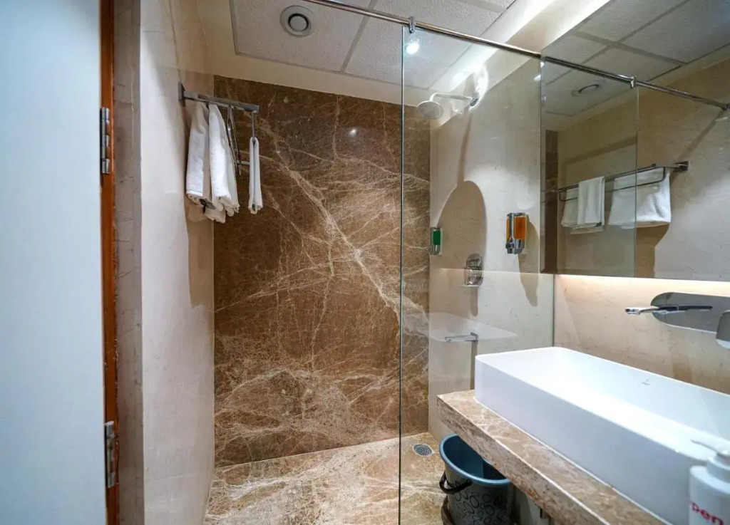 Oriva Tulips Inn and Suites - Nr. Majestic