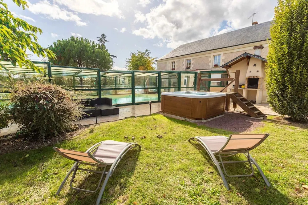 Studio in Mouterre-silly, With Pool Access, Enclosed Garden and Wifi -