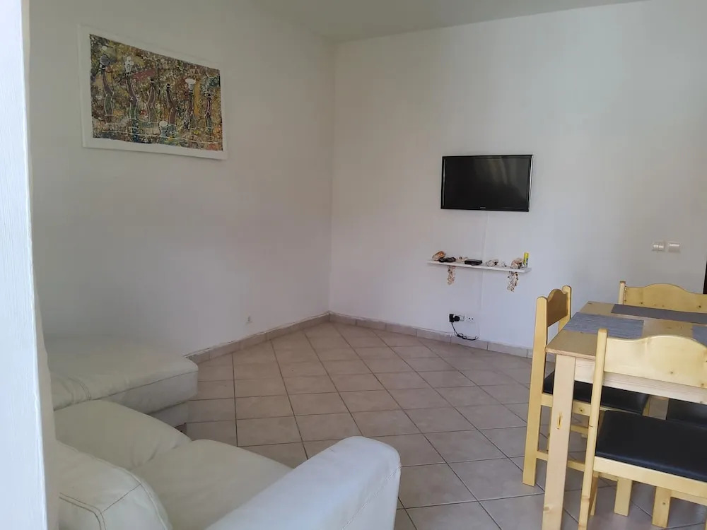 Impeccable 2-bed Apartment Located in Santa Maria