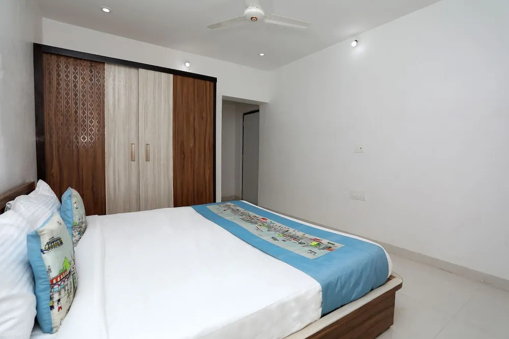 OYO 10066 Home Modern 3BHK Gulab Bagh