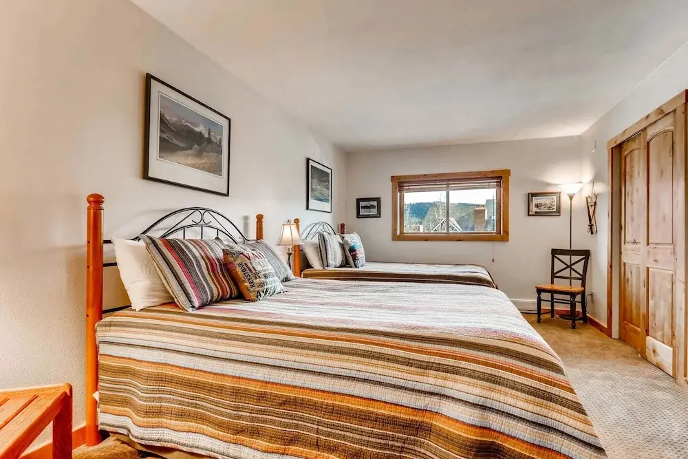 Sawmill Creek Blue Moose Condo: Ski-In, Walk to Main St