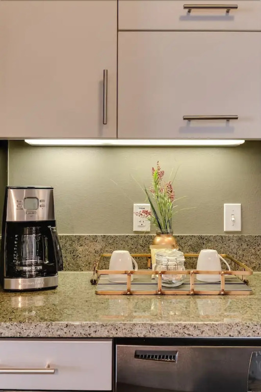 Walk to Beach 2-bdrm w/ Pool, Gym, Rooftop Lounge