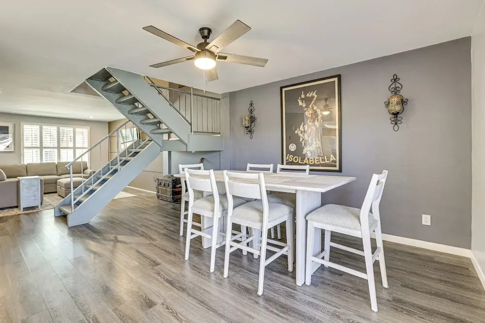 2 Mi to Old Town & Mall: Townhome w/ Pool Access!