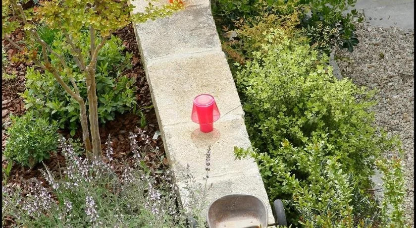 La Maison Rouge dUzes B&B