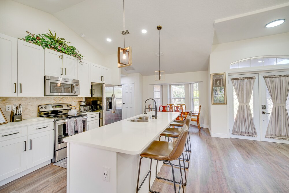 Sunny Palm Bay Home w/ Screened Porch Near Beaches