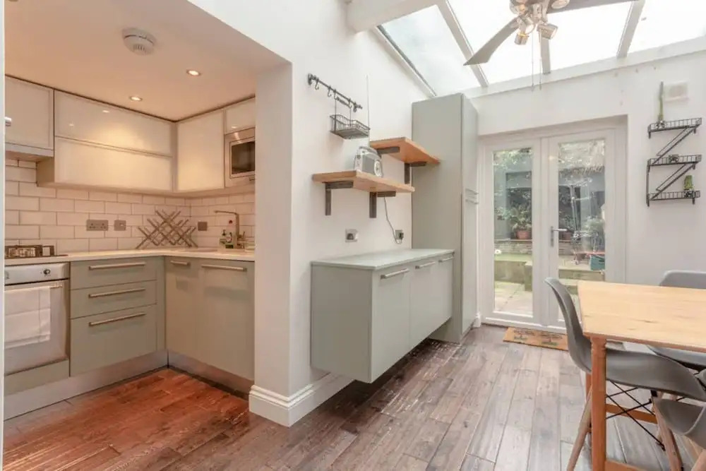 Stylish 2 Bedroom Flat With Large Garden