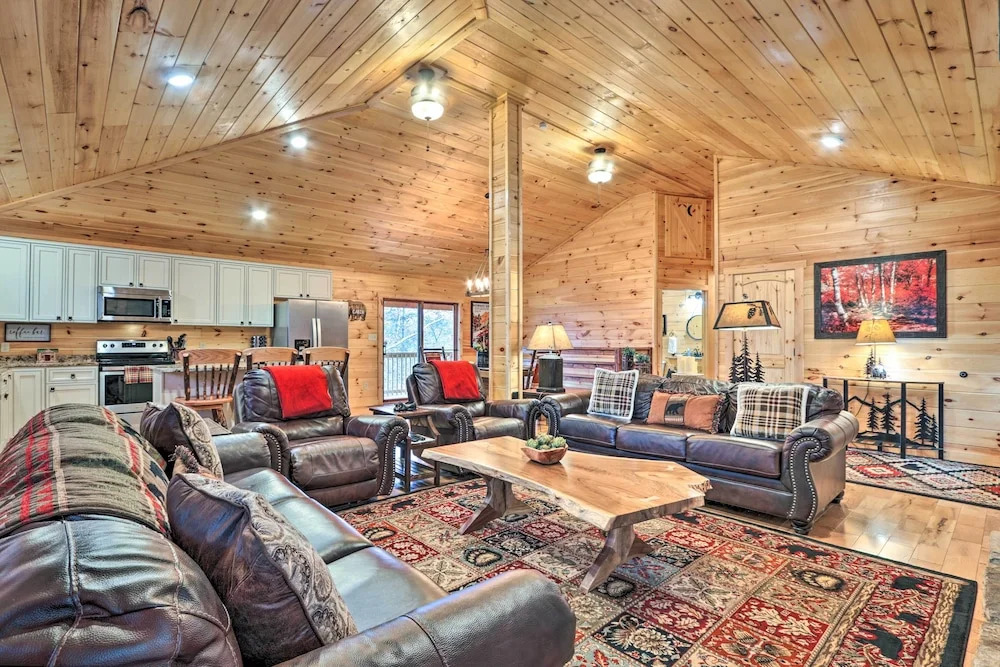 Luxe Cabin w/ Hot Tub, Theater, Pool Table, Arcade