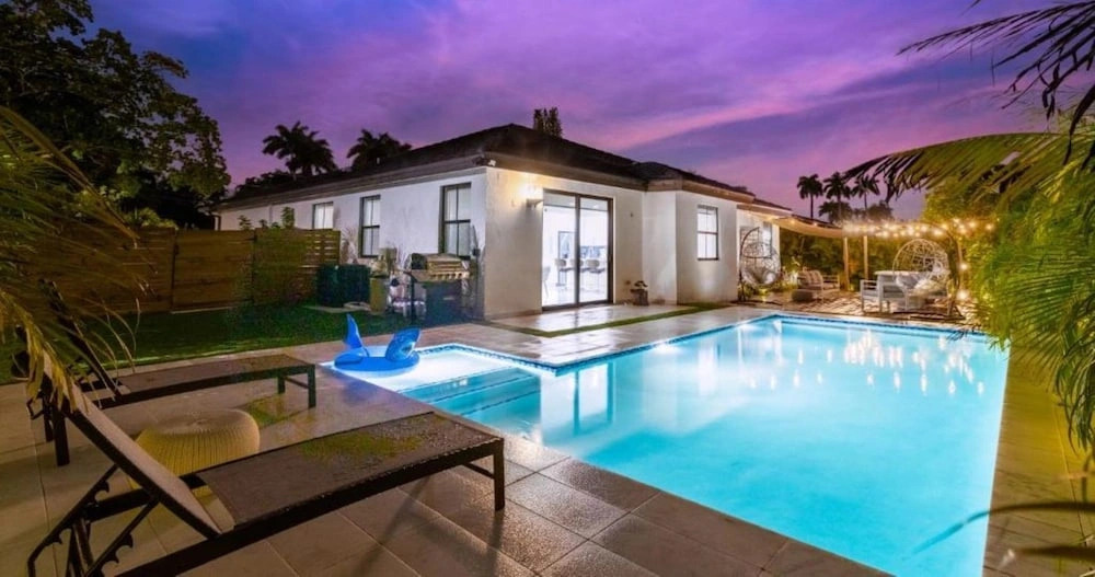 New Vibrant Villa - Heat Pool -Pickeball