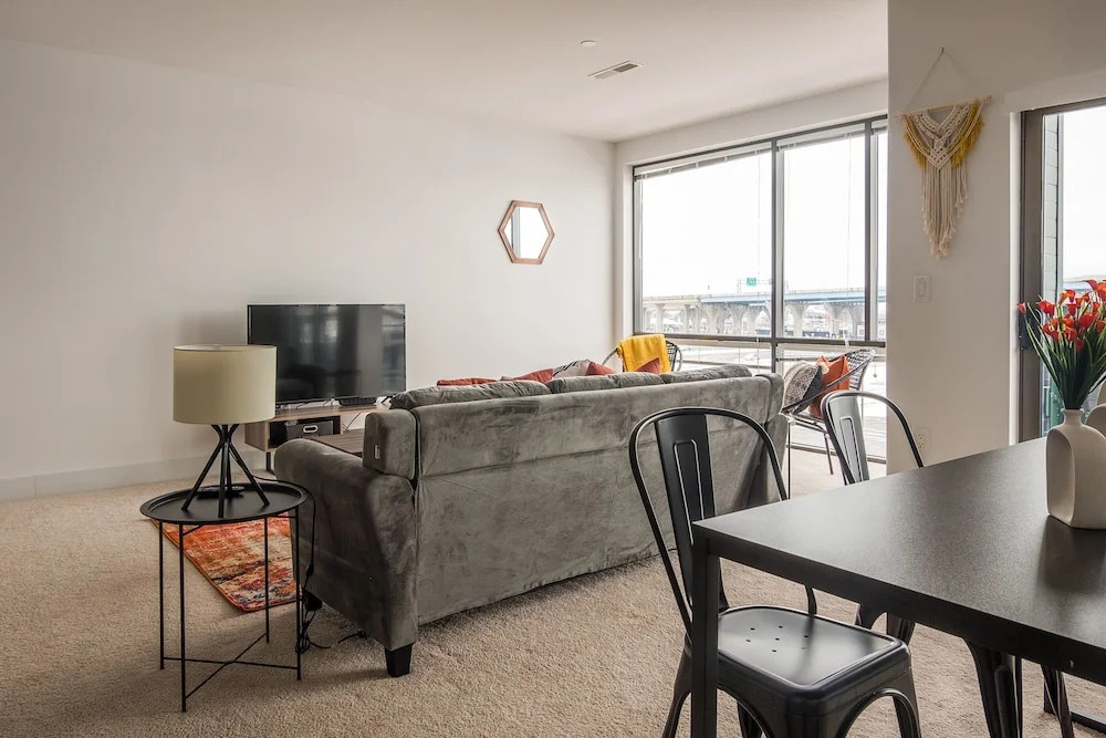 East Ward 2 BR Apt with WiFi by Frontdesk