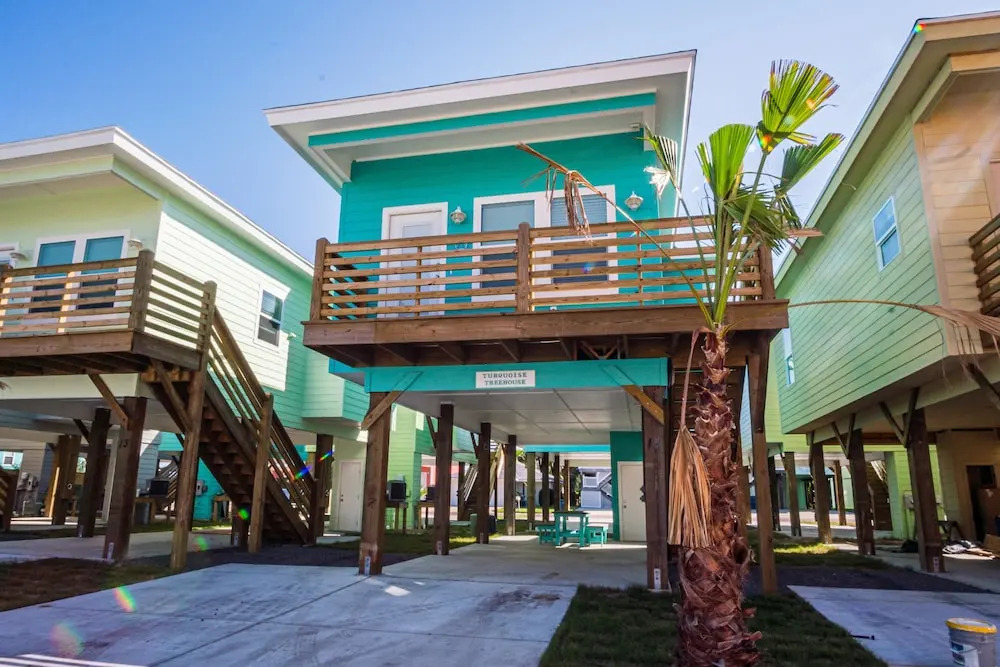 Turquoise Treehouse 2 Bedroom Home