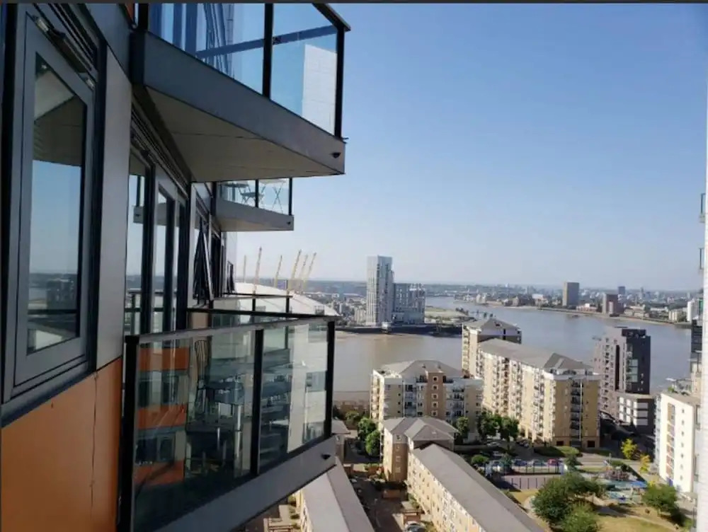 Modern 2 Bedroom Flat With Balcony in East India