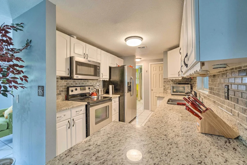 Peaceful Venice Villa w/ Patio - 2 Miles to Beach