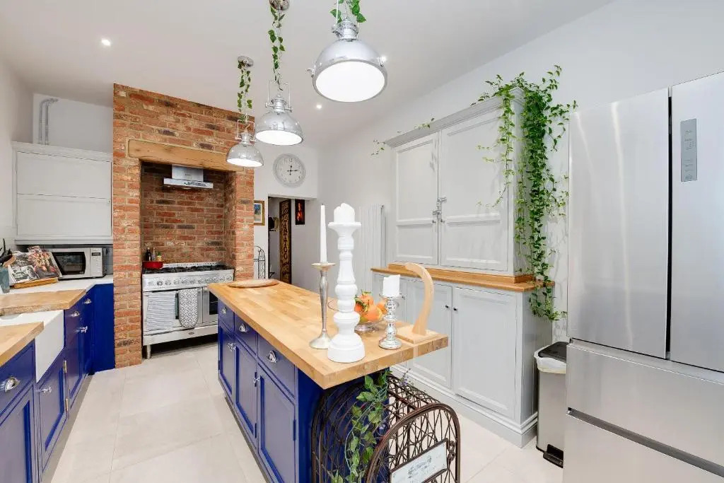 Super stylish, large 3 bedroom Victorian House in Southsea