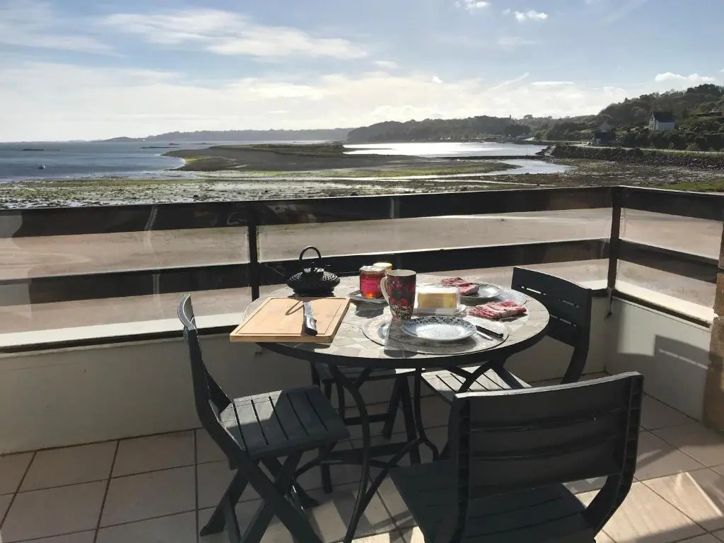 Appartement VUE SUR MER avec WIFI et terrasse à PERROS-GUIREC Ref-816