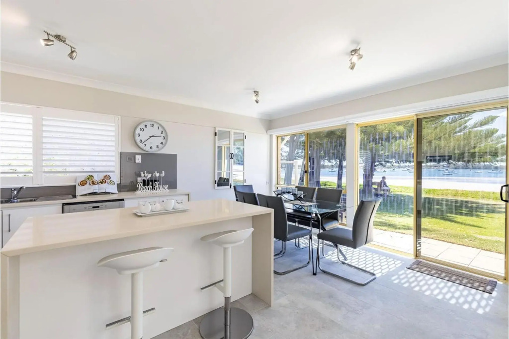 Sandy Beach House - Corlette Waterfront