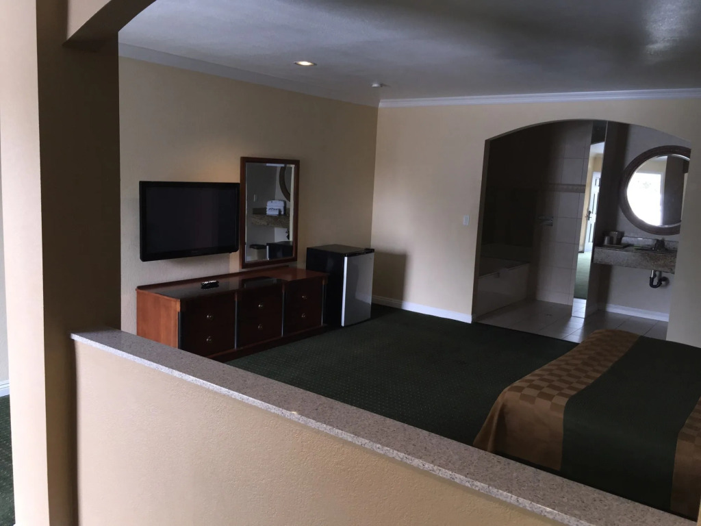 Walnut Inn & Suites West Covina