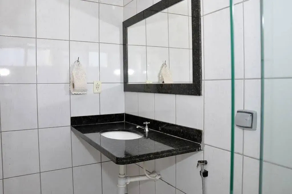 Hotel Carolina 2 - próximo a Universidade de Uberaba uniube - ao Aeroporto Fórum De uberaba - hospital Mario Palmeirio ao Hospital São Marcos e hospital Regional