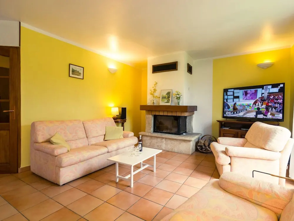 Cozy Holiday Home in Noves with Swimming Pool