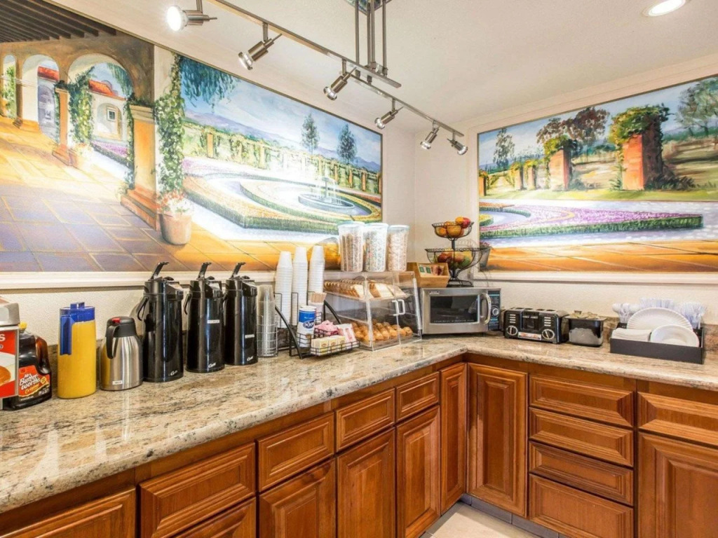 Rodeway Inn & Suites Colton-Riverside