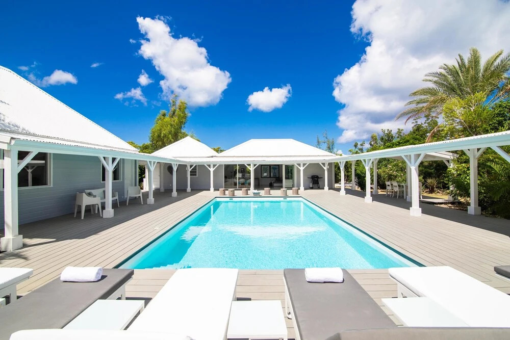Exclusive Terres Basses Location, Heated Pool, Near Beach, Shops, Restos, AC, Free Wifi