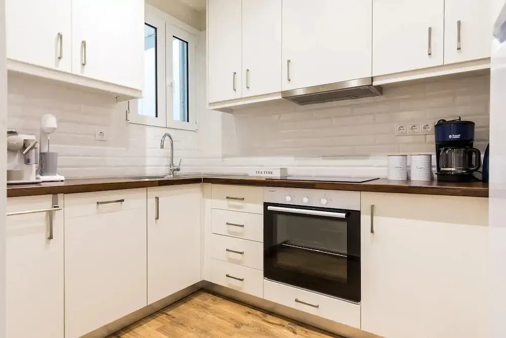 2 bedroom apartment near the Metro