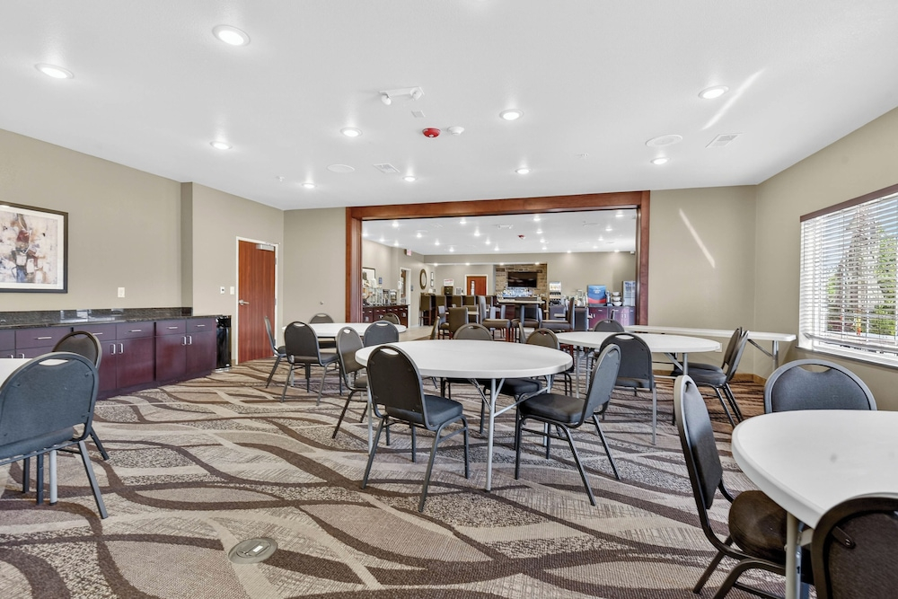 Cobblestone Hotel & Suites - Eaton