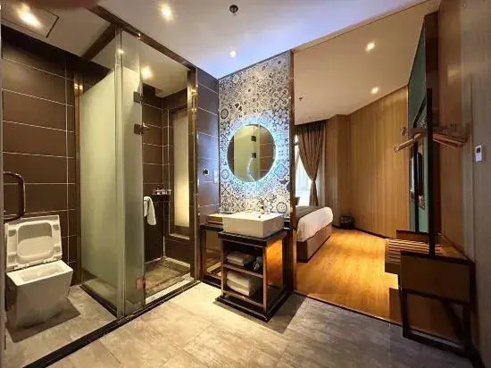 Happy Time Hotel (First Pier of Zhongshan Road Pedestrian Street)