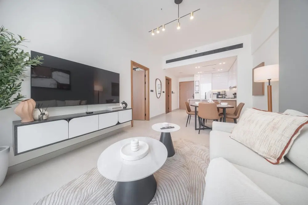 Vibrant 1-bedroom in JVC Sleeps 4 With Balcony