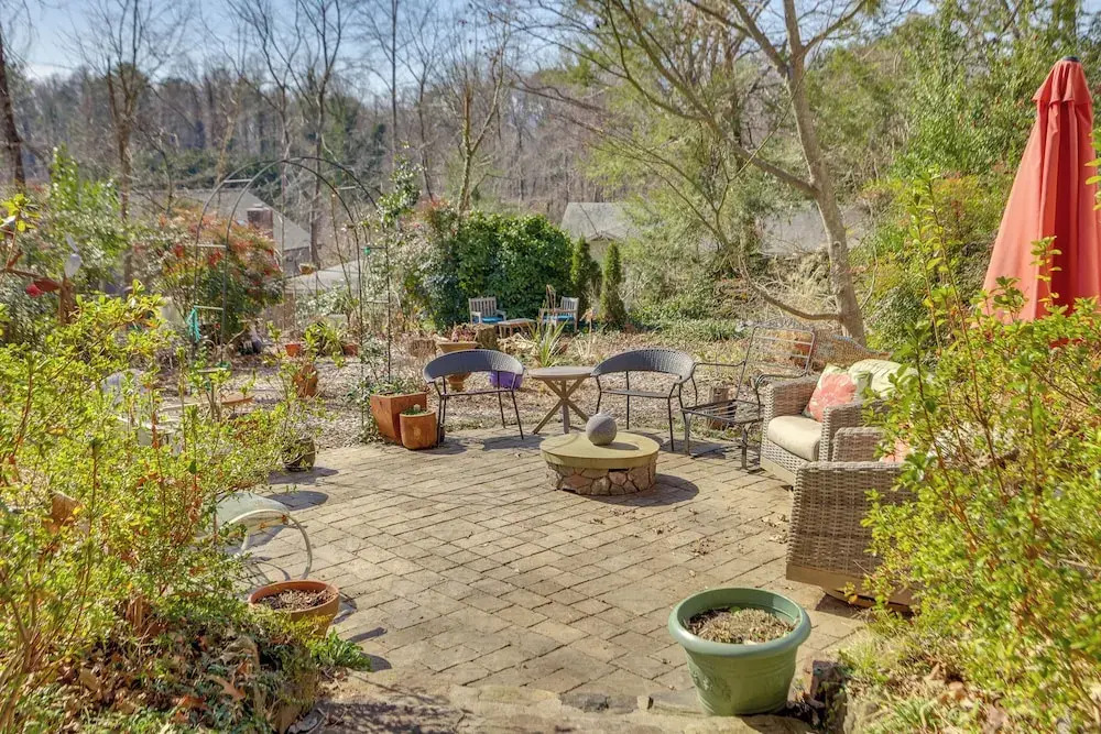 Unwind Fireside & Walk to Dtwn! Tyron Retreat