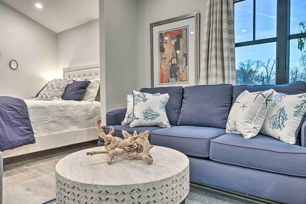 Airy Bentonville Studio < 1 Mile to City Square!