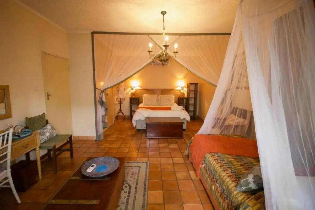 Wonderfully Spacious two Bedroom Cottage in a Quiet Secluded Area of Town on the Edge of the Bush - 1998