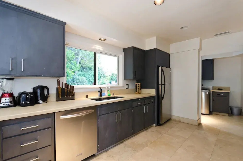 LA128 2 Bedroom Apartment By Senstay