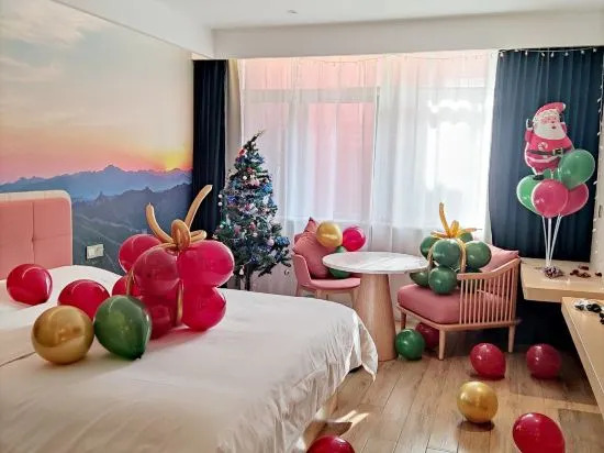 LUCK 7 Hotel (Yellow Crane Tower Shouyi Road Subway Station)