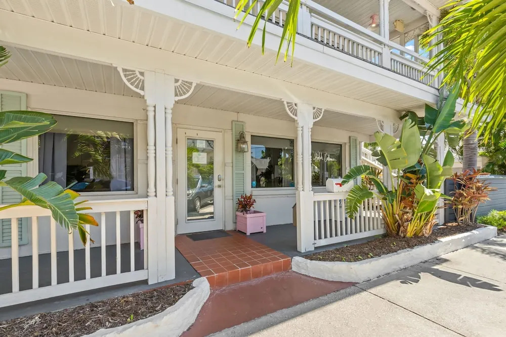 Cabana Condo Heated Pool, Steps to the Beach!