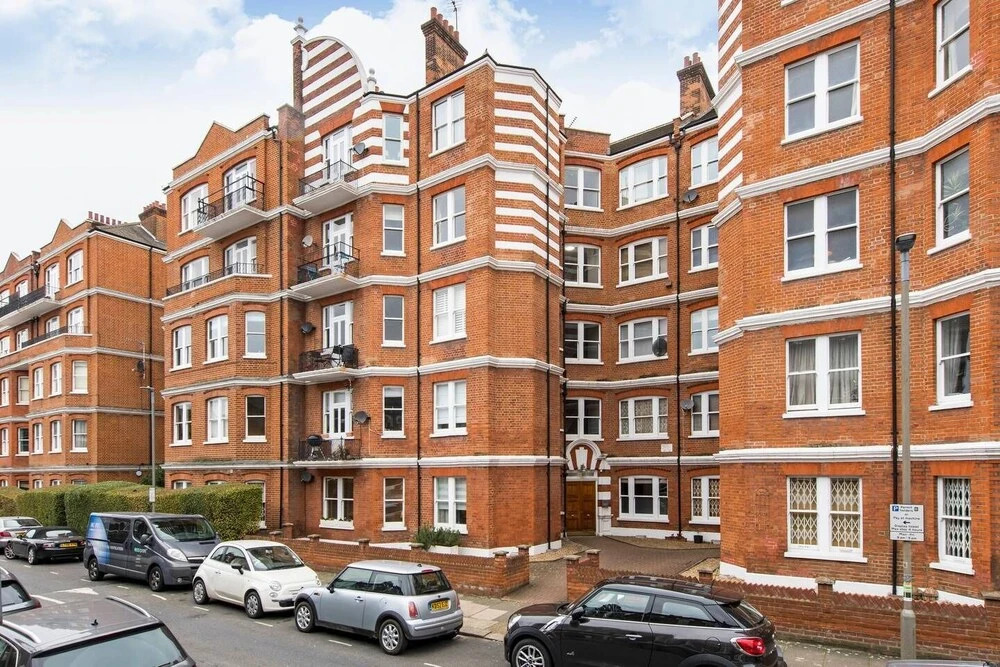 Traditional British 1 Bed Beside Battersea Park