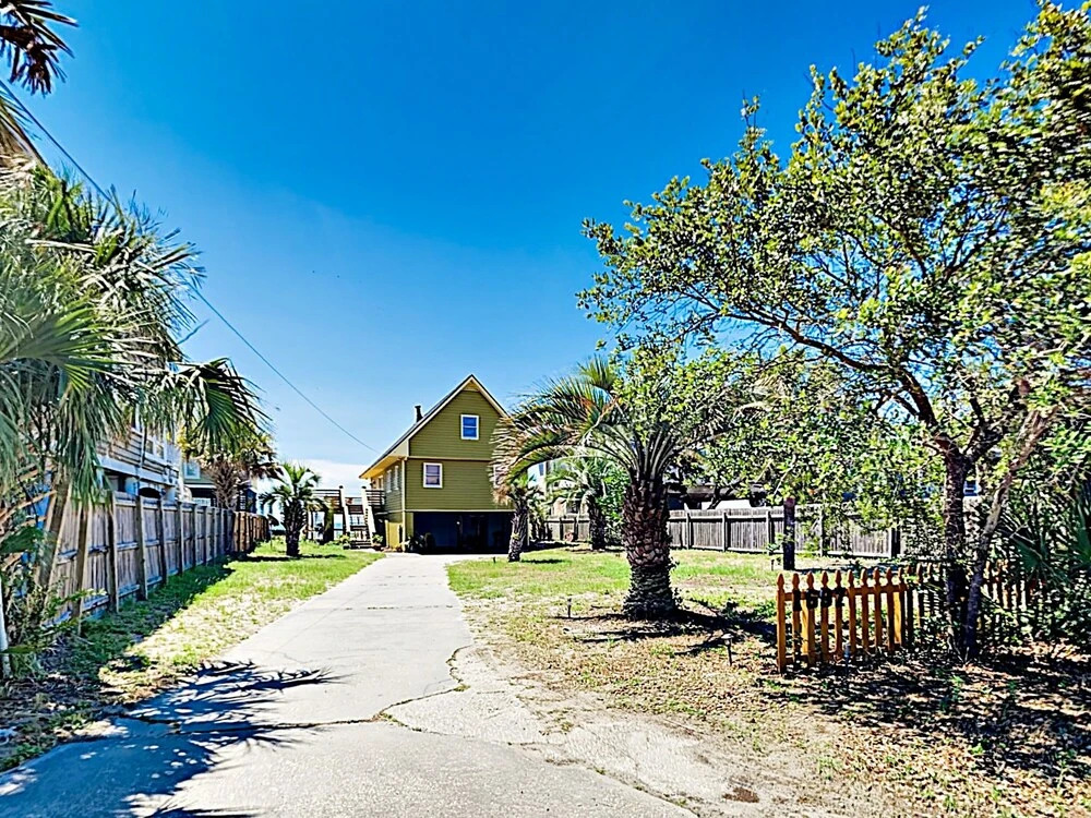 Beachfront Getaway W/ Huge Deck, Classic Interiors Home