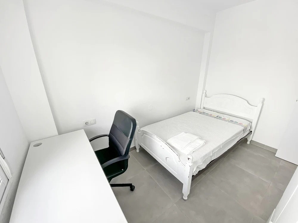 Elegant 4 beds train station upto 6 Pax