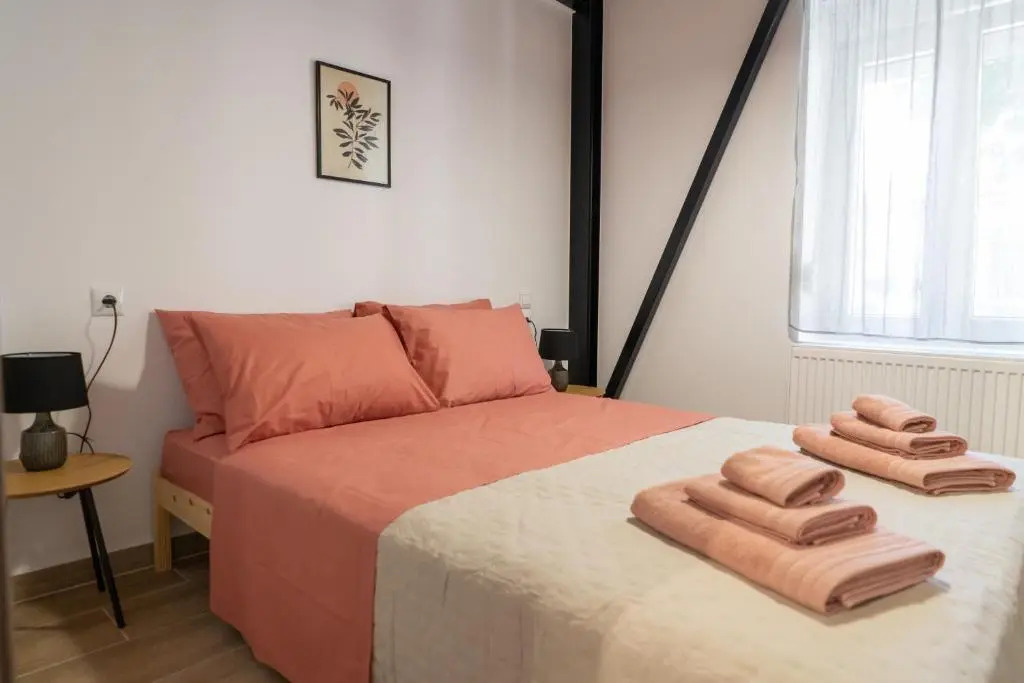 Zalman's Ground Floor 1BR Place