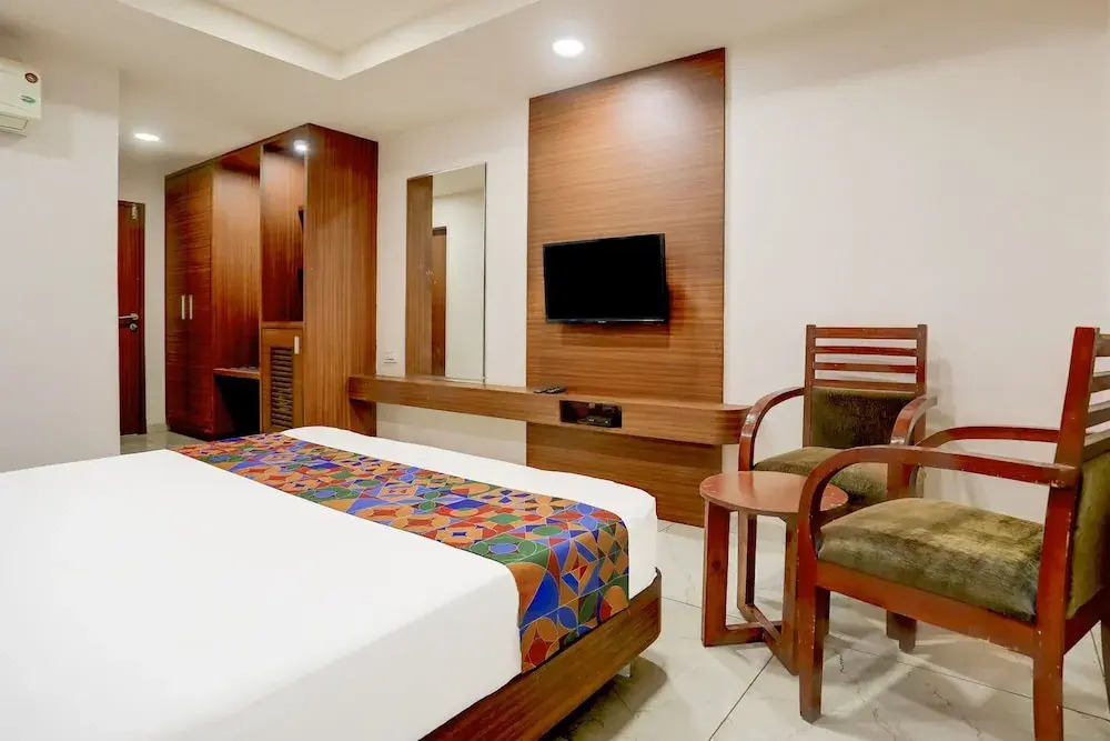 Hotel Simran Raghuveer Para by OYO Rooms