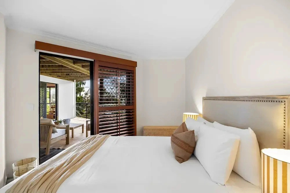 Beachside 4-bed Retreat With Study Nook & Views