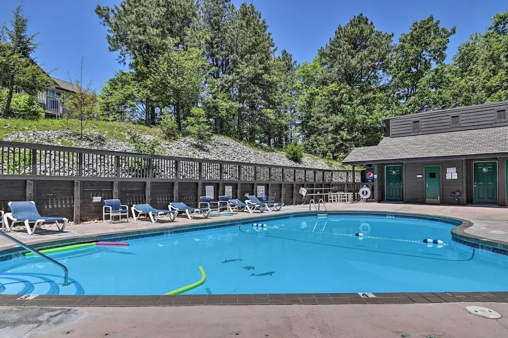 Condo w/ Pool & Grill Access ~ 4 Mi to Gatlinburg!