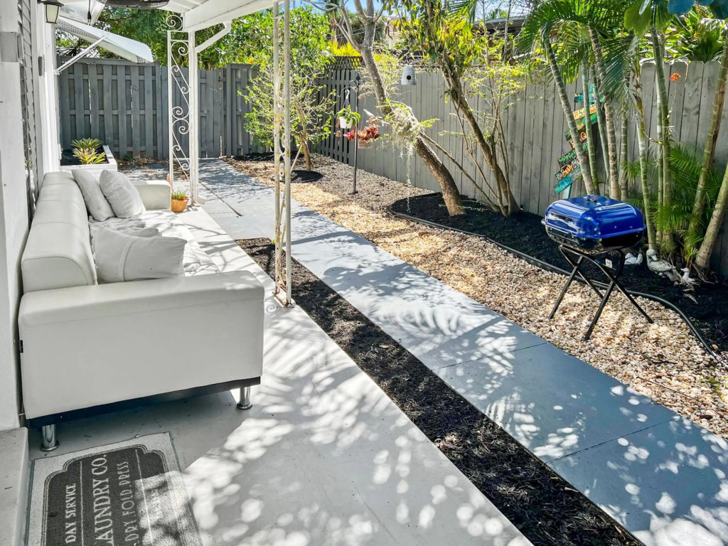 Tropical 2-Bedroom Apartment in Key West-like Home
