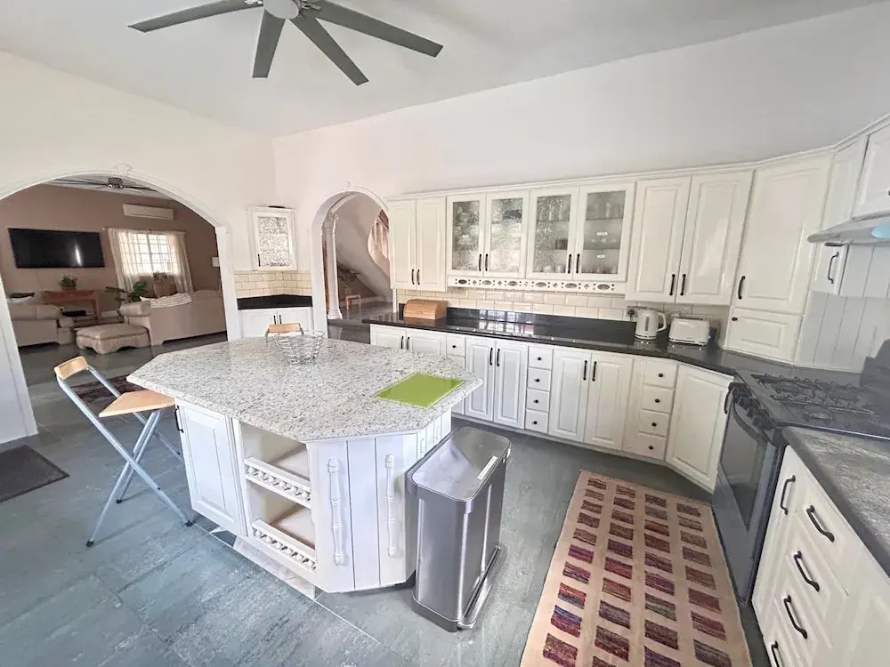 5 Bed Villa Sleeps 14 - Private Pool - Smart TVs