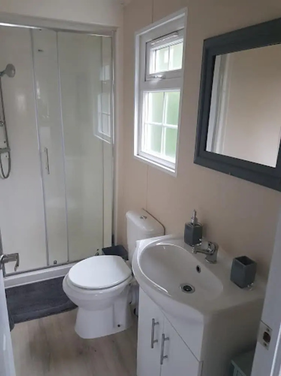 Lovely 2-bed Chalet at Robinhood Retreat Free Park