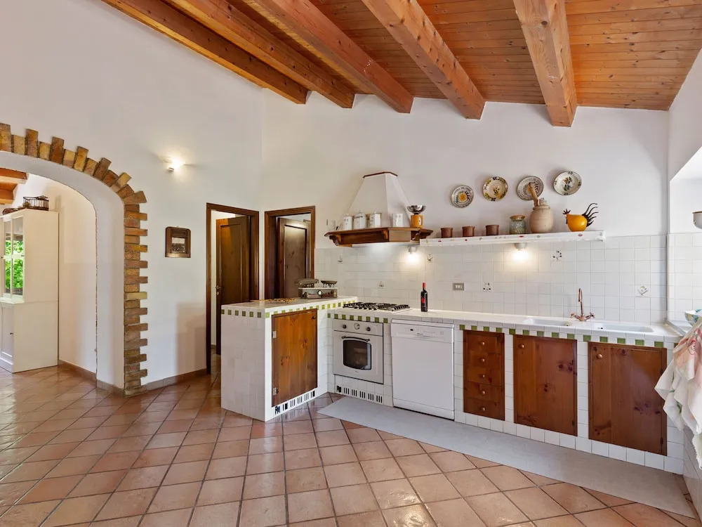 Delightful Villa in Varano with Fireplace