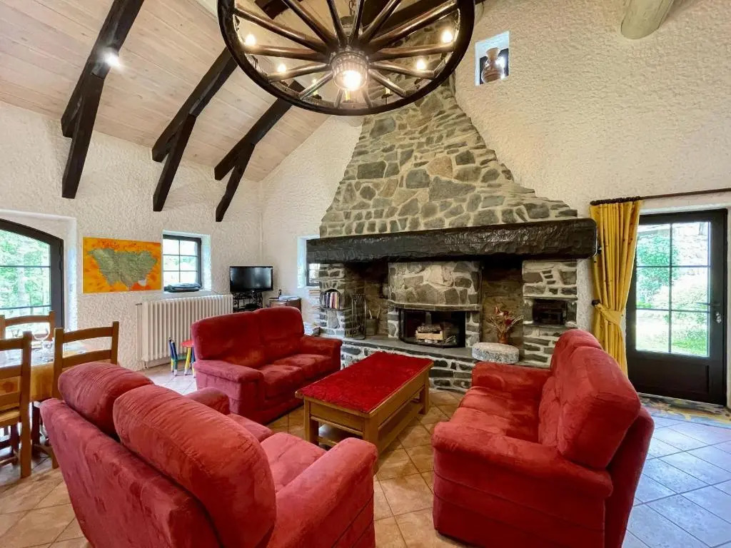 Maison isolée, au cœur des volcans, terrain clos, jeux, confort, cheminée, proche forêts et villages. - FR-1-582-285