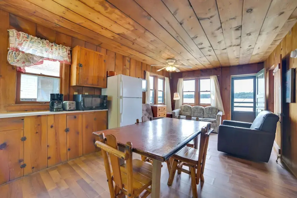 Free Boat Rentals! Beachside Les Cheneaux Cabin