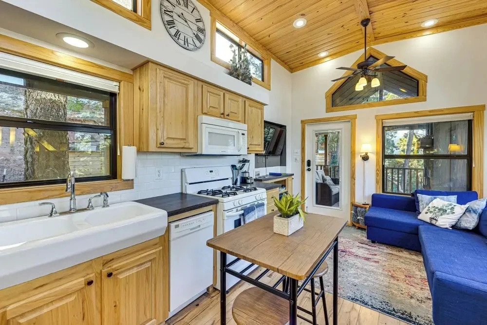 Private Hot Tub & Deck: Woodland Park Tiny Home